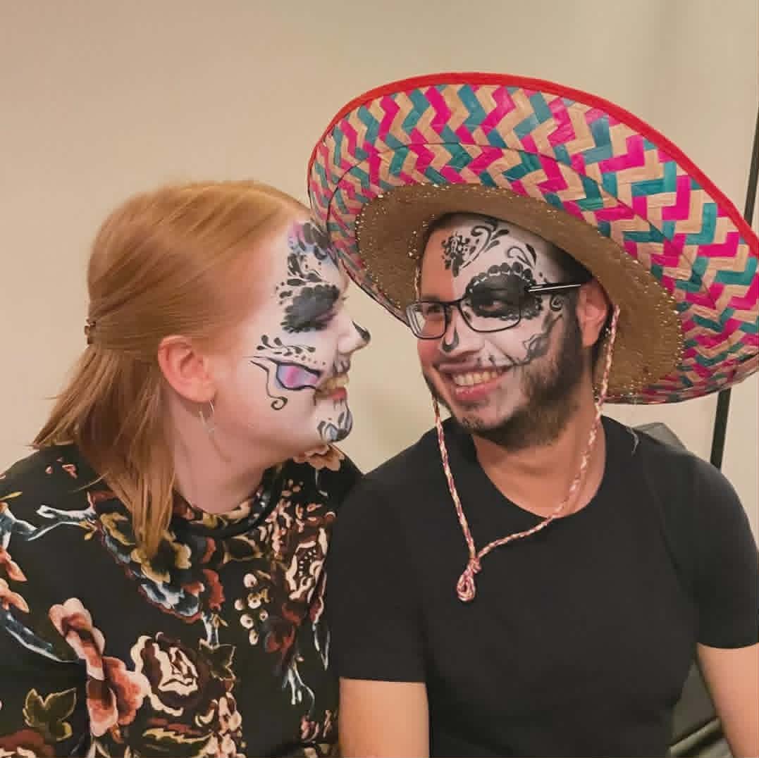 Sugar skull ansiktsmaling på par til Dia de los Muertos-tema