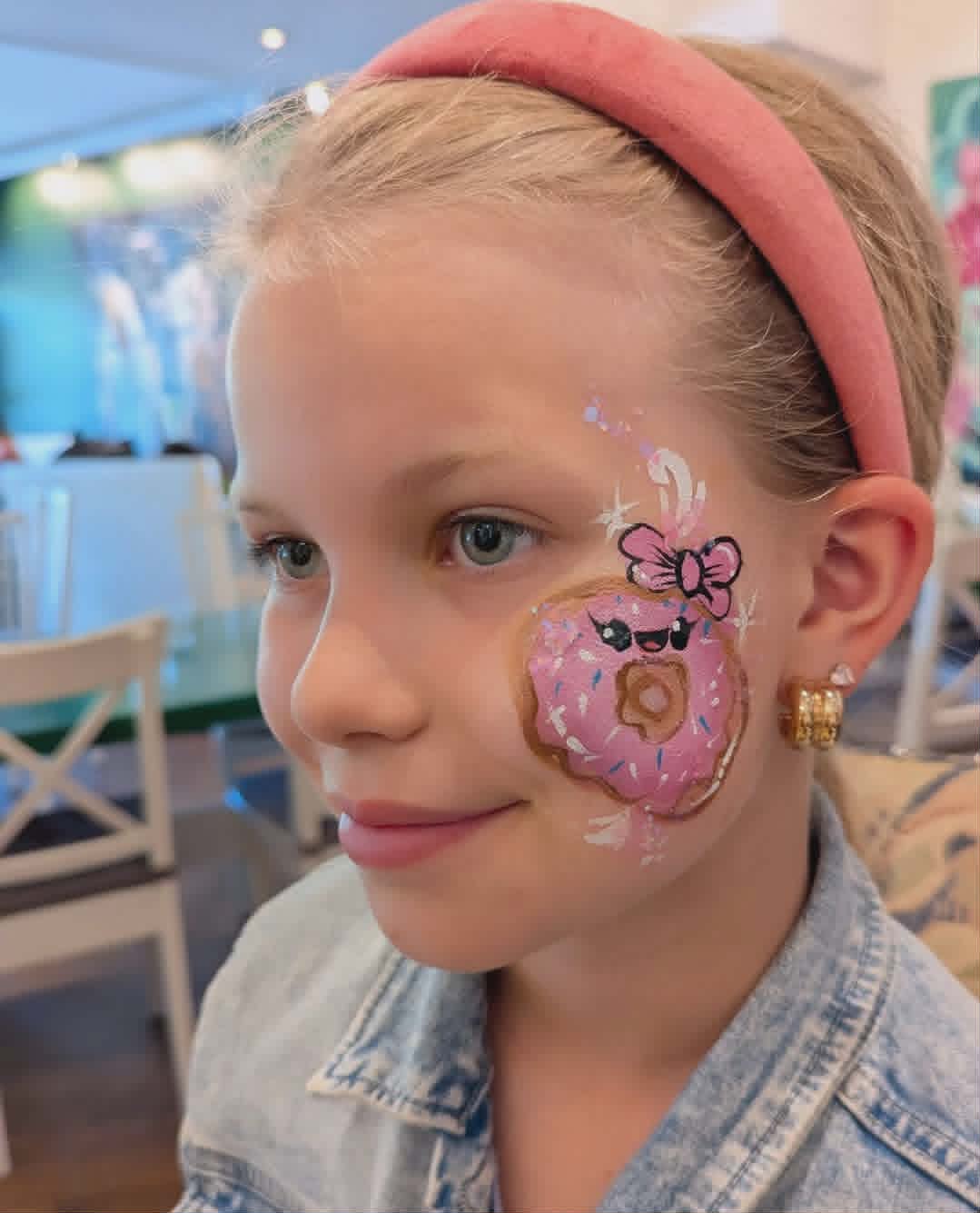 Søt kawaii-smultring på kinn med rosa sløyfe og glitter