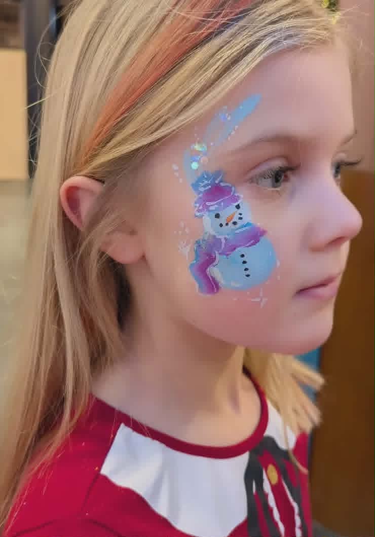 Vintersnømann med blå og lilla detaljer malt på kinn